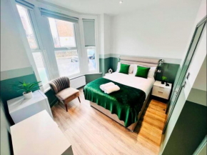 London 43 Ensuite Room look like hotel Top Locations